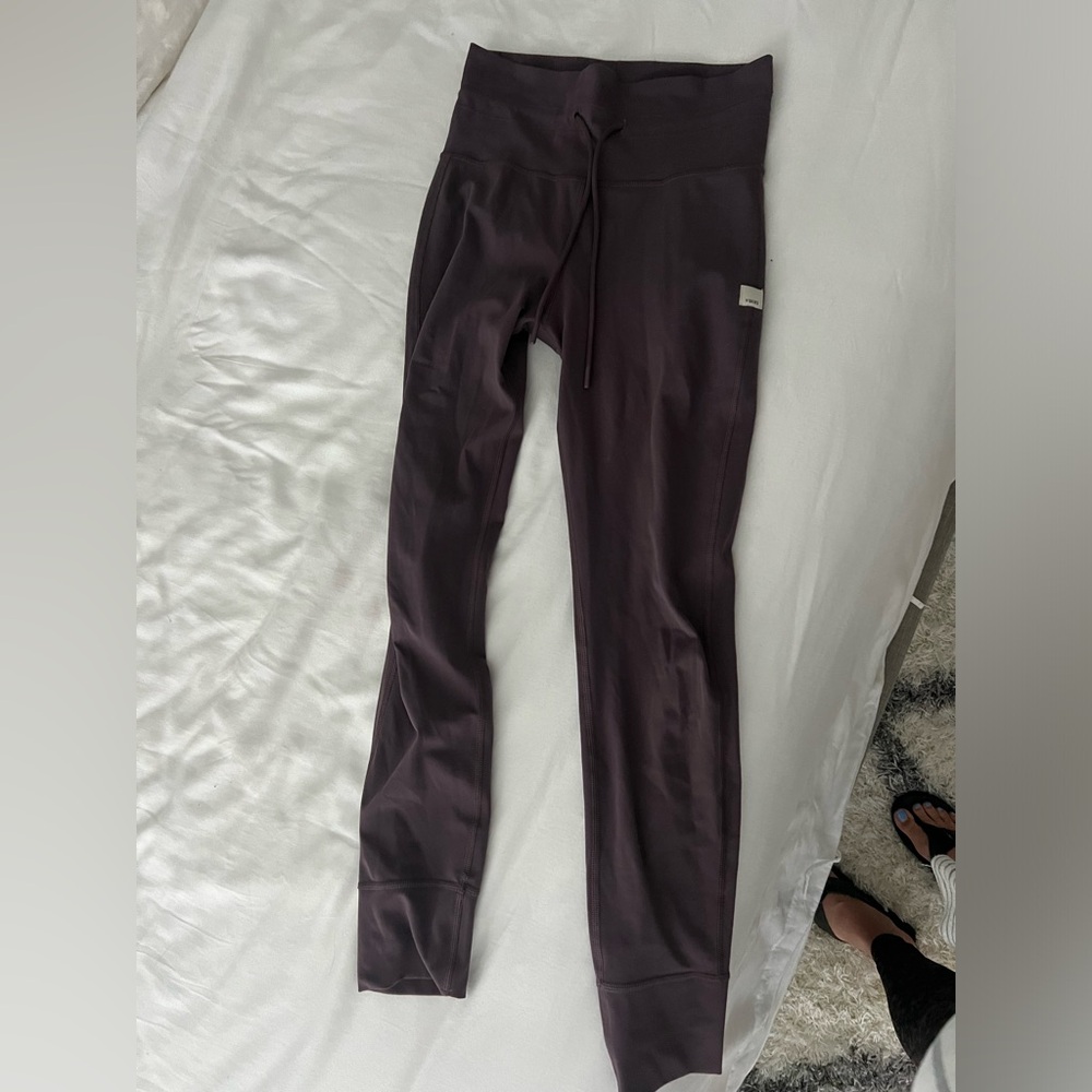 Vuori daily legging size xs plum color